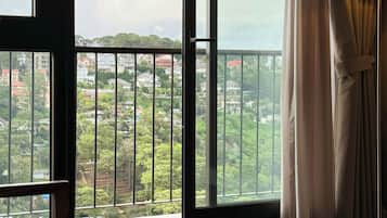 Suite Luxe, balcon, vue vallée | Coin séjour | Télévision