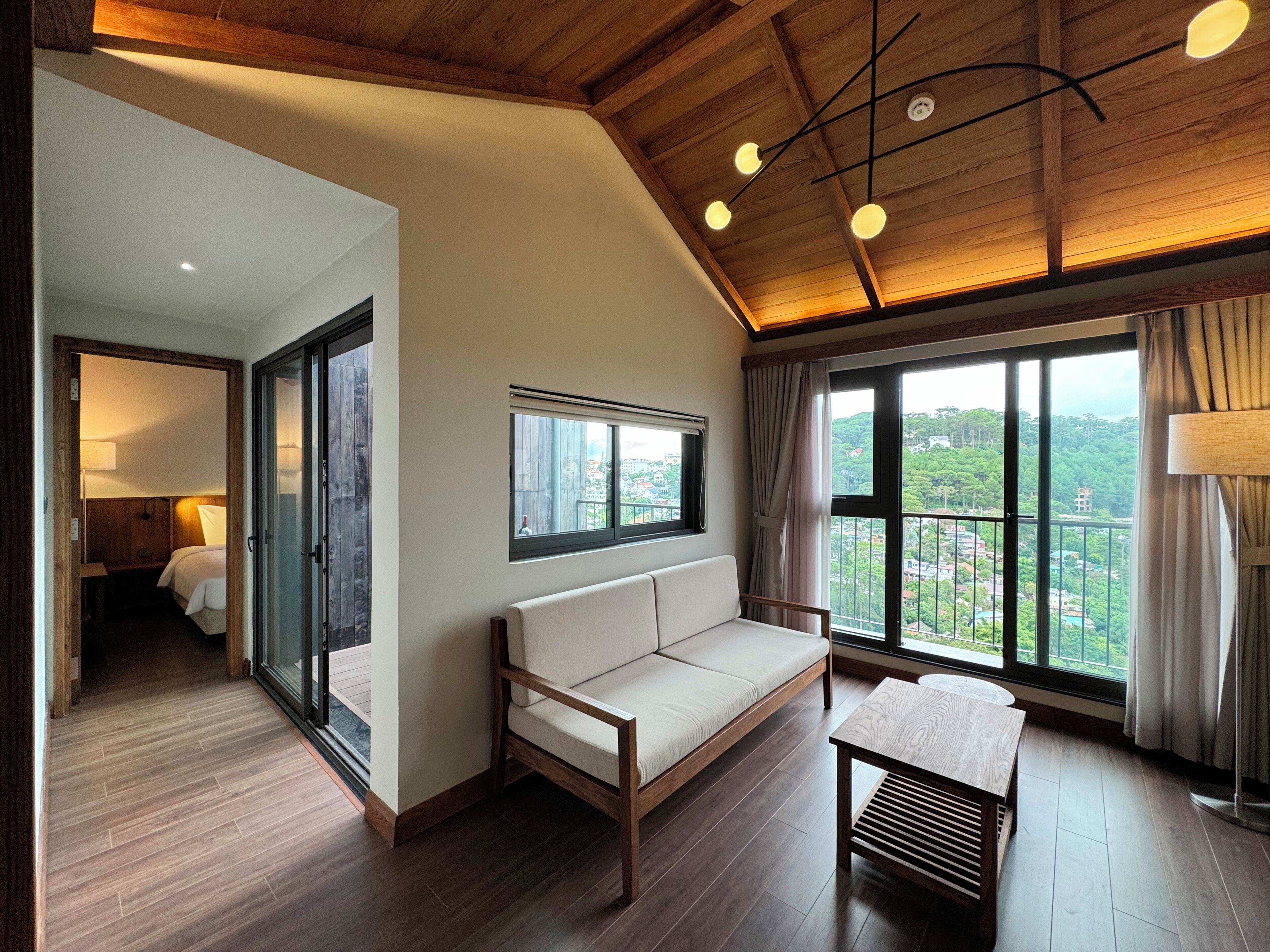 Suite Luxe, balcon, vue vallée | Coin séjour | Télévision