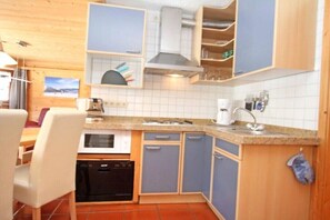 Kylskåp, mikrovågsugn, ugn och spishäll