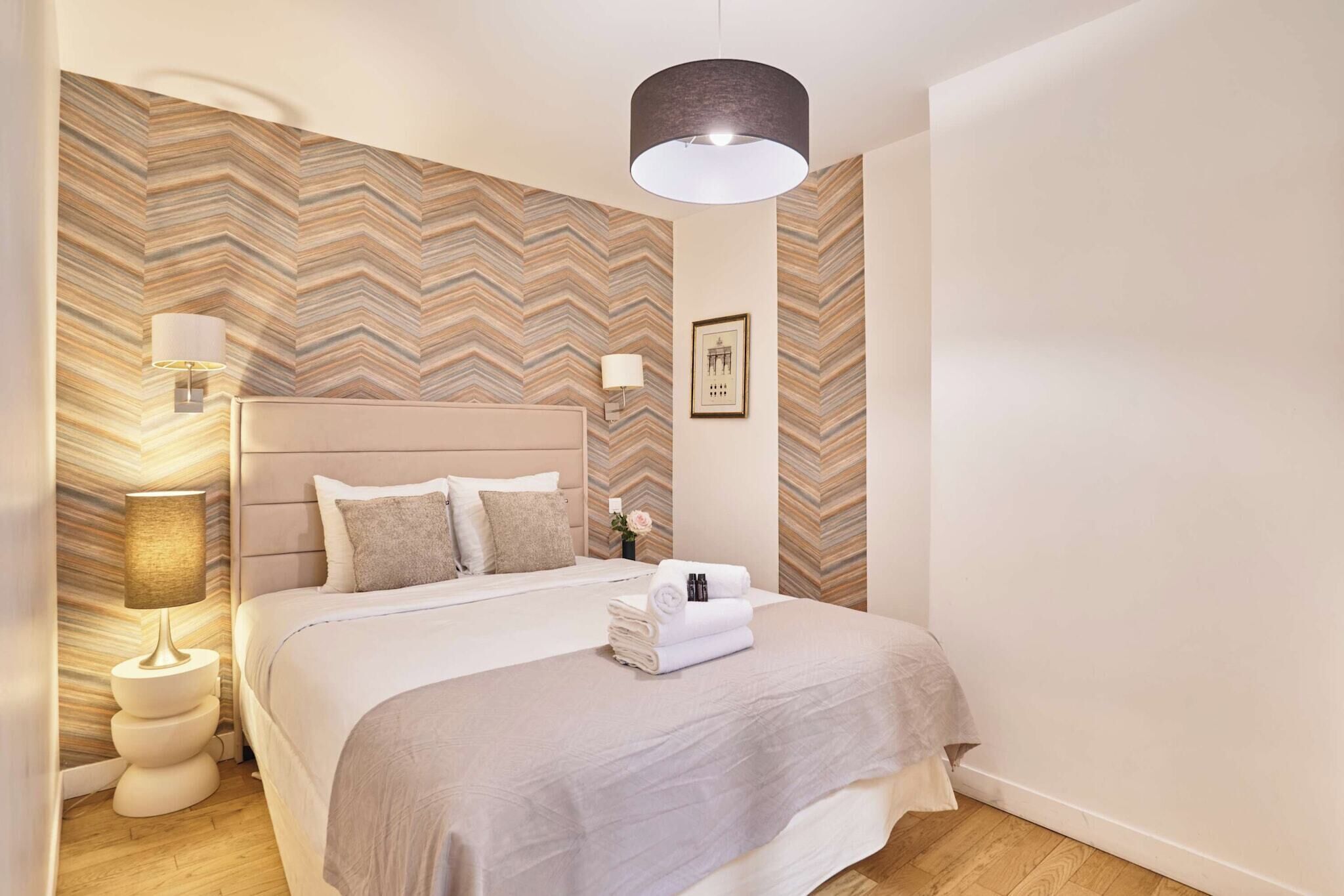 Bureau, fer et planche à repasser, lit parapluie, Wi-Fi gratuit