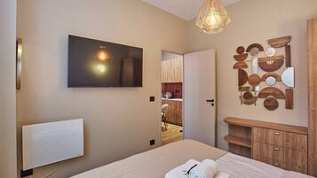 2 bedrooms, desk, iron/ironing board, bed sheets