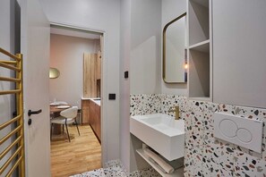 Shower, hair dryer, towels