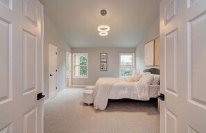 3 habitaciones, tabla de planchar con plancha y ropa de cama