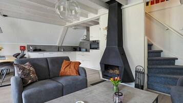 Een smart-tv en een open haard