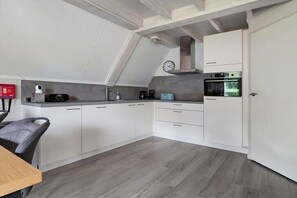 Een koelkast, een oven, een kookplaat, een vaatwasser