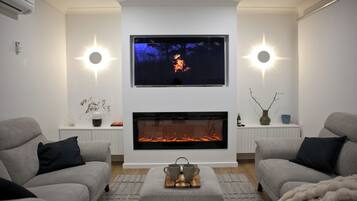 Smart TV, fireplace