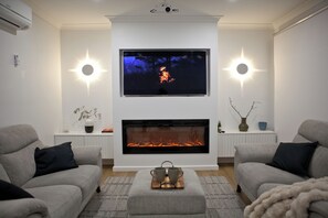 Smart TV, fireplace - Fully Renovated Lux Retreat In Cranbourne West.  The true center of Melbourne (Cranbourne West)