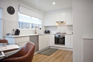 Microwave, oven, stovetop, dishwasher - Fully Renovated Lux Retreat In Cranbourne West.  The true center of Melbourne (Cranbourne West)