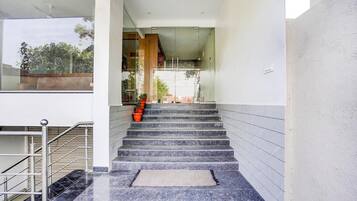 House | Meja sambut tetamu