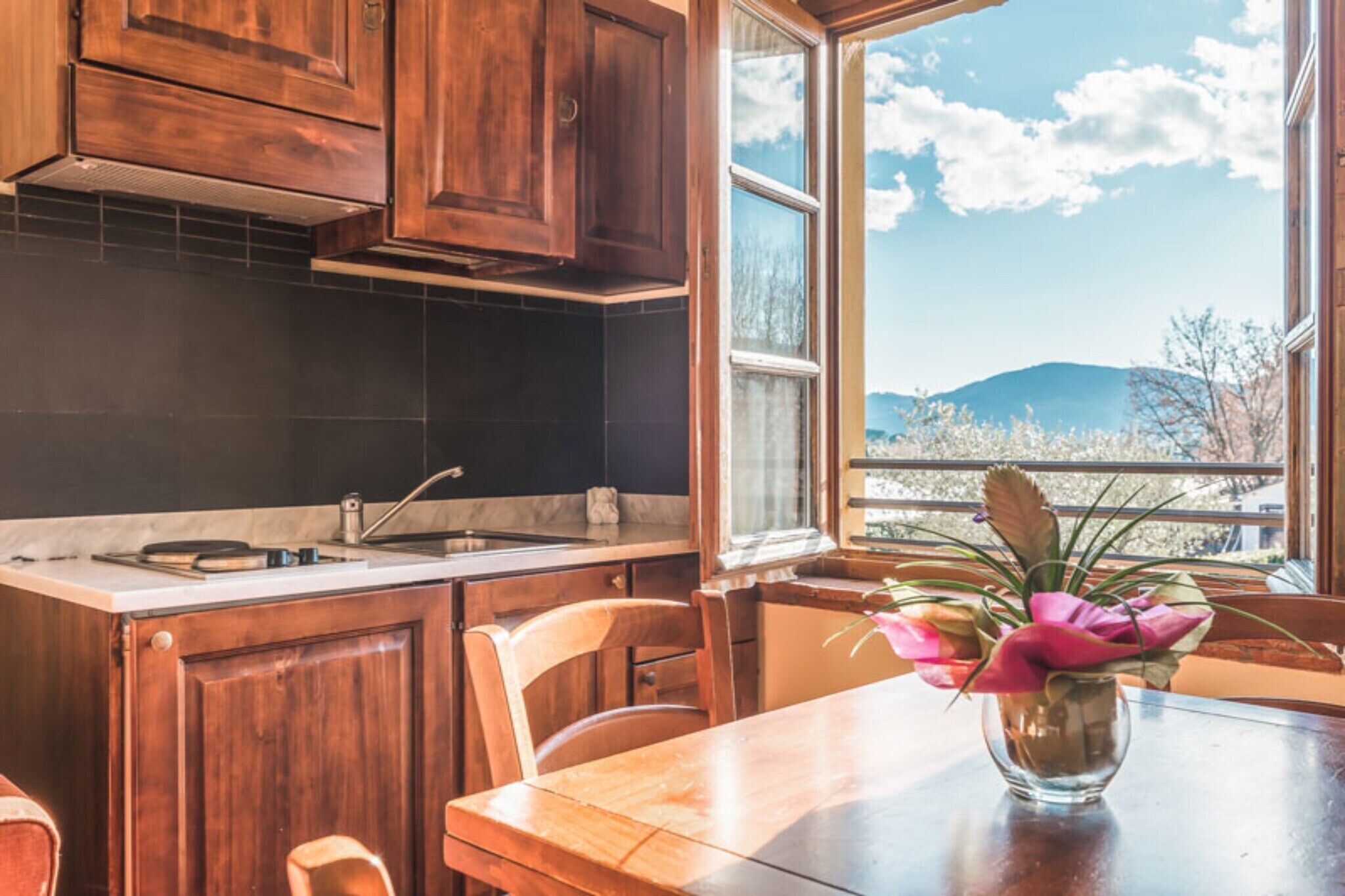 Kühlschrank, Herdplatte, Wasserkocher mit Kaffee-/Teezubehör, Esstisch