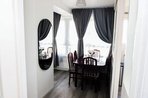 Dining - Charming 2-Bedroom Apartment in Central London (London)