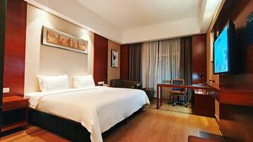 Comfort eenpersoonskamer, uitzicht op stad | Een kluis op de kamer, een bureau, verduisterende gordijnen