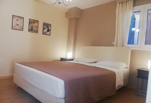 1 habitación, tabla de planchar con plancha y cuna de viaje 