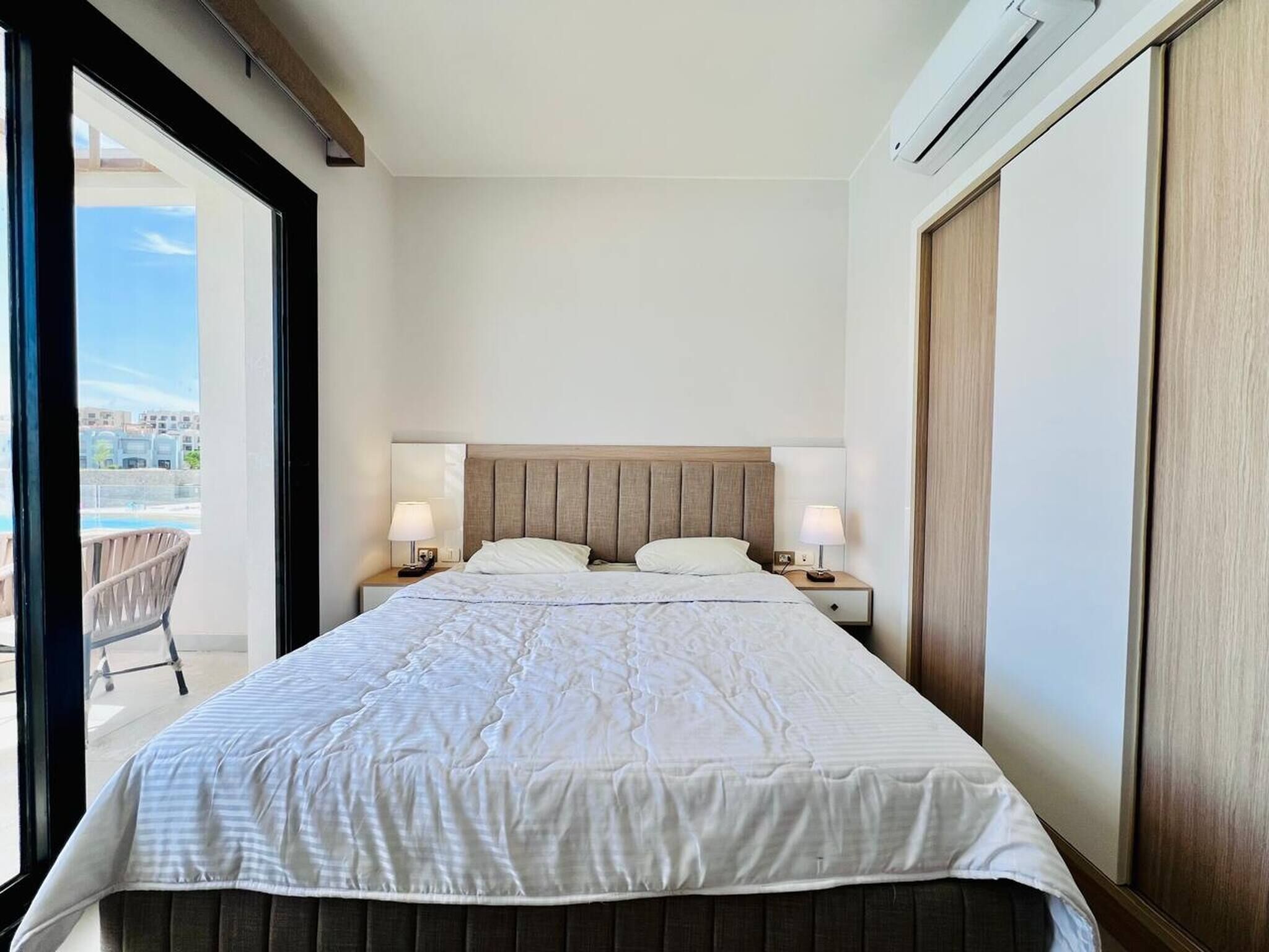 4 bedrooms, iron/ironing board, internet, bed sheets