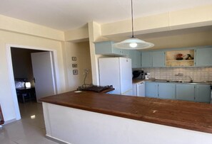 Refrigerador, horno, parrilla de estufa y utensilios de cocina 