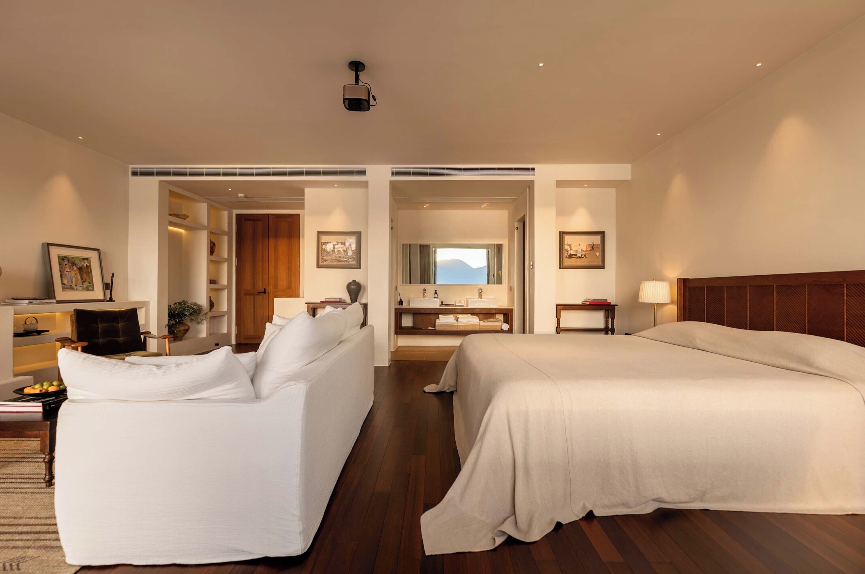 Phòng Suite có tầm nhìn toàn cảnh, quang cảnh biển | Bàn, khu vực làm việc phù hợp cho laptop, màn/rèm cản sáng 