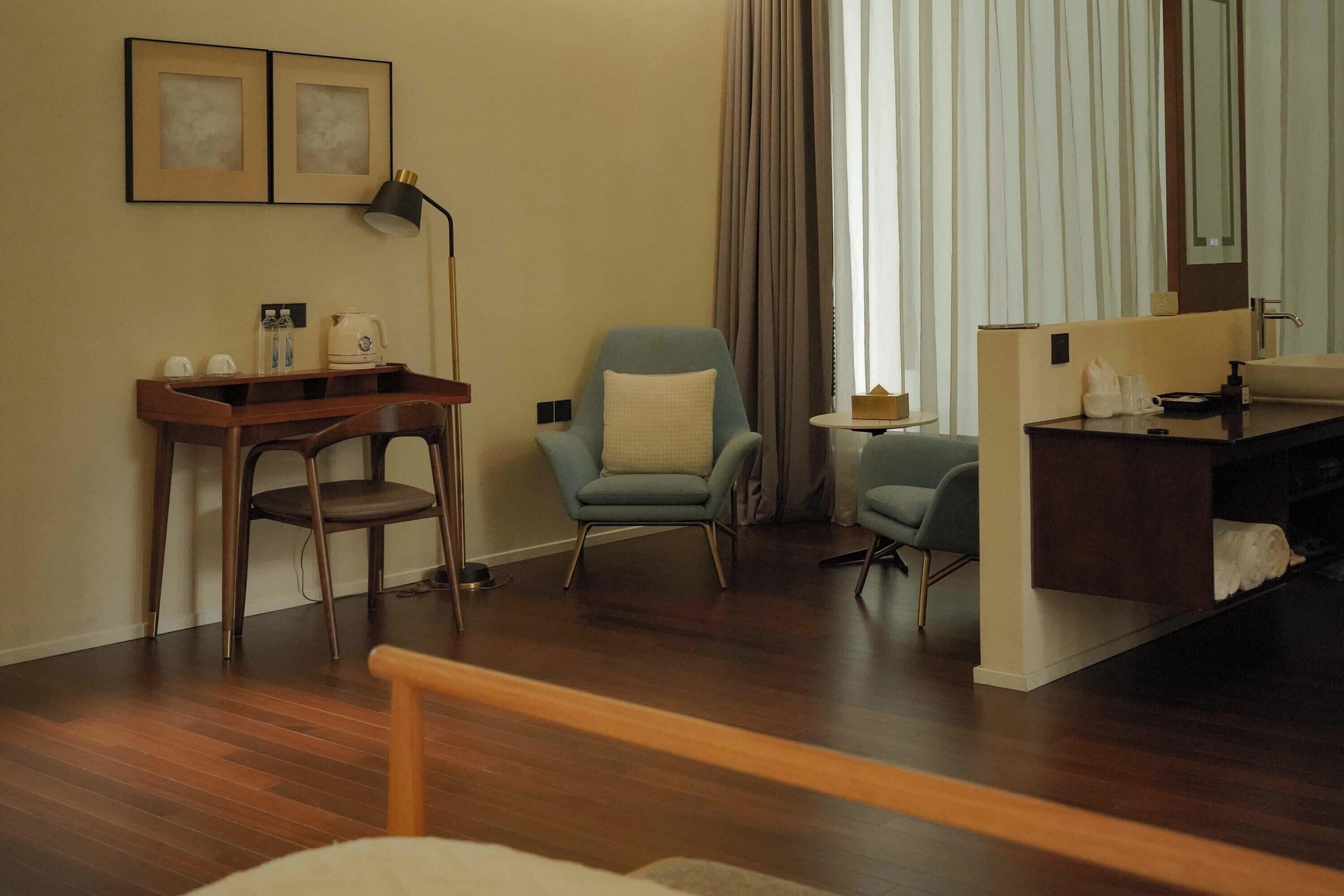 Meja, ruang kerja komputer riba, langsir/tirai gelap terus 