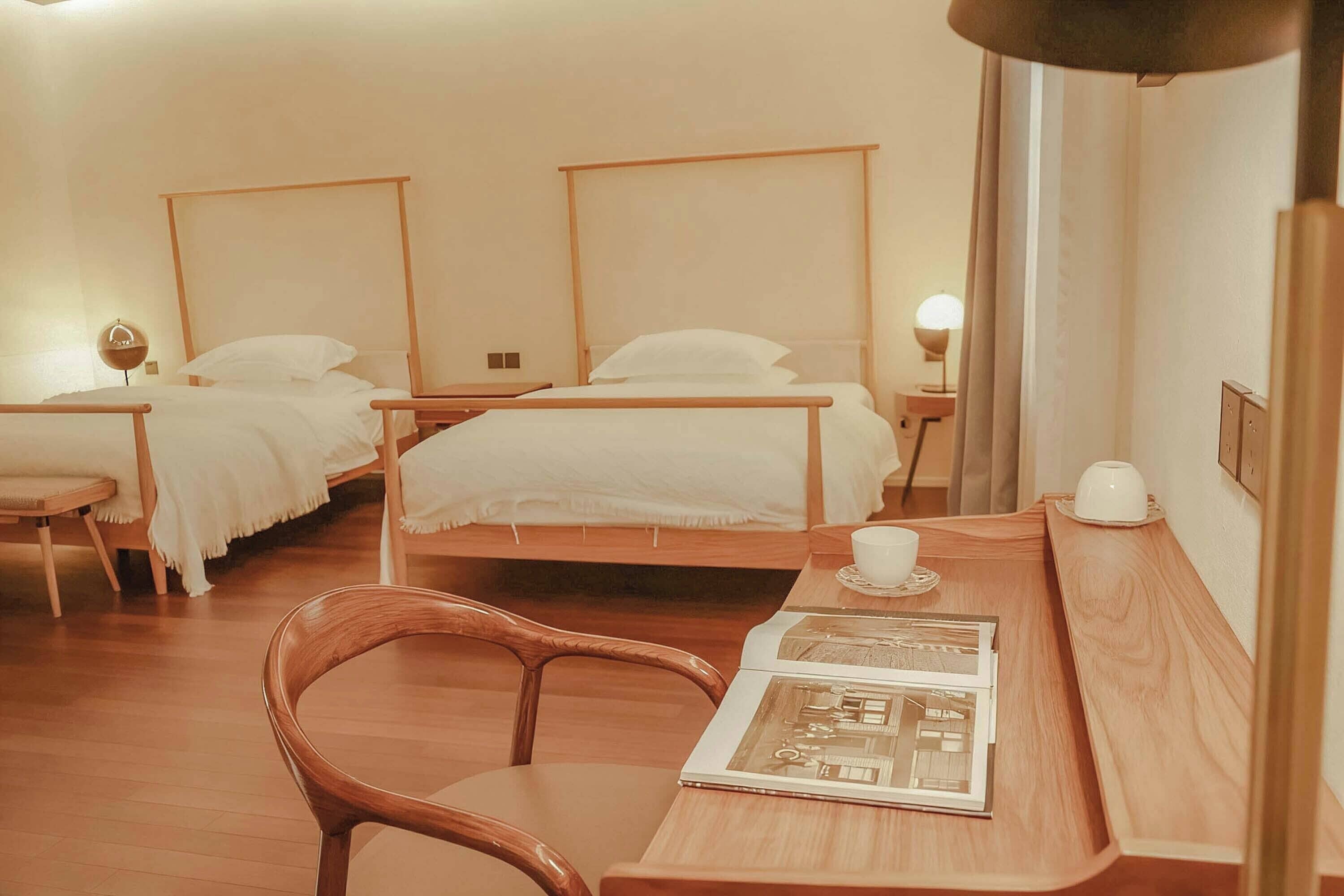 Bàn, khu vực làm việc phù hợp cho laptop, màn/rèm cản sáng 