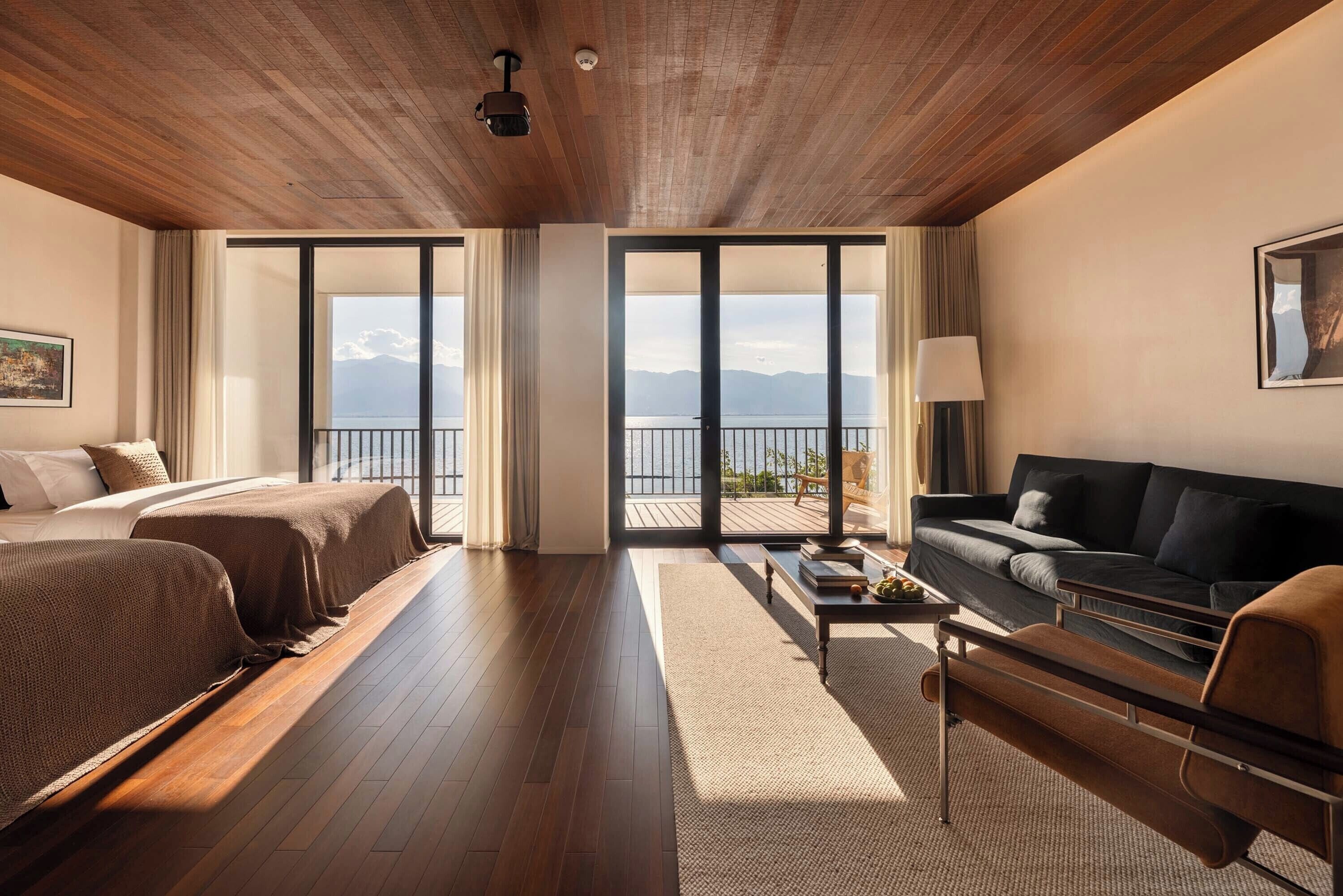 Phòng Suite Premium, quang cảnh biển | Bàn, khu vực làm việc phù hợp cho laptop, màn/rèm cản sáng 