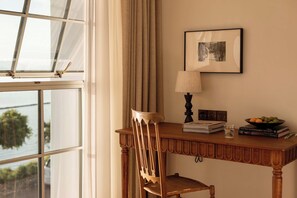 Romantic Double Room, Sea View | Desk, laptop workspace, blackout drapes, free WiFi - Dali Mountain and Lake View Hotel (Dali)