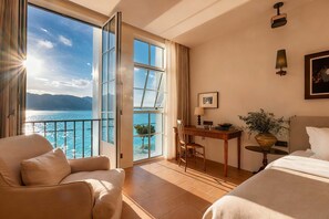 Romantic Double Room, Sea View | Desk, laptop workspace, blackout drapes, free WiFi - Dali Mountain and Lake View Hotel (Dali)