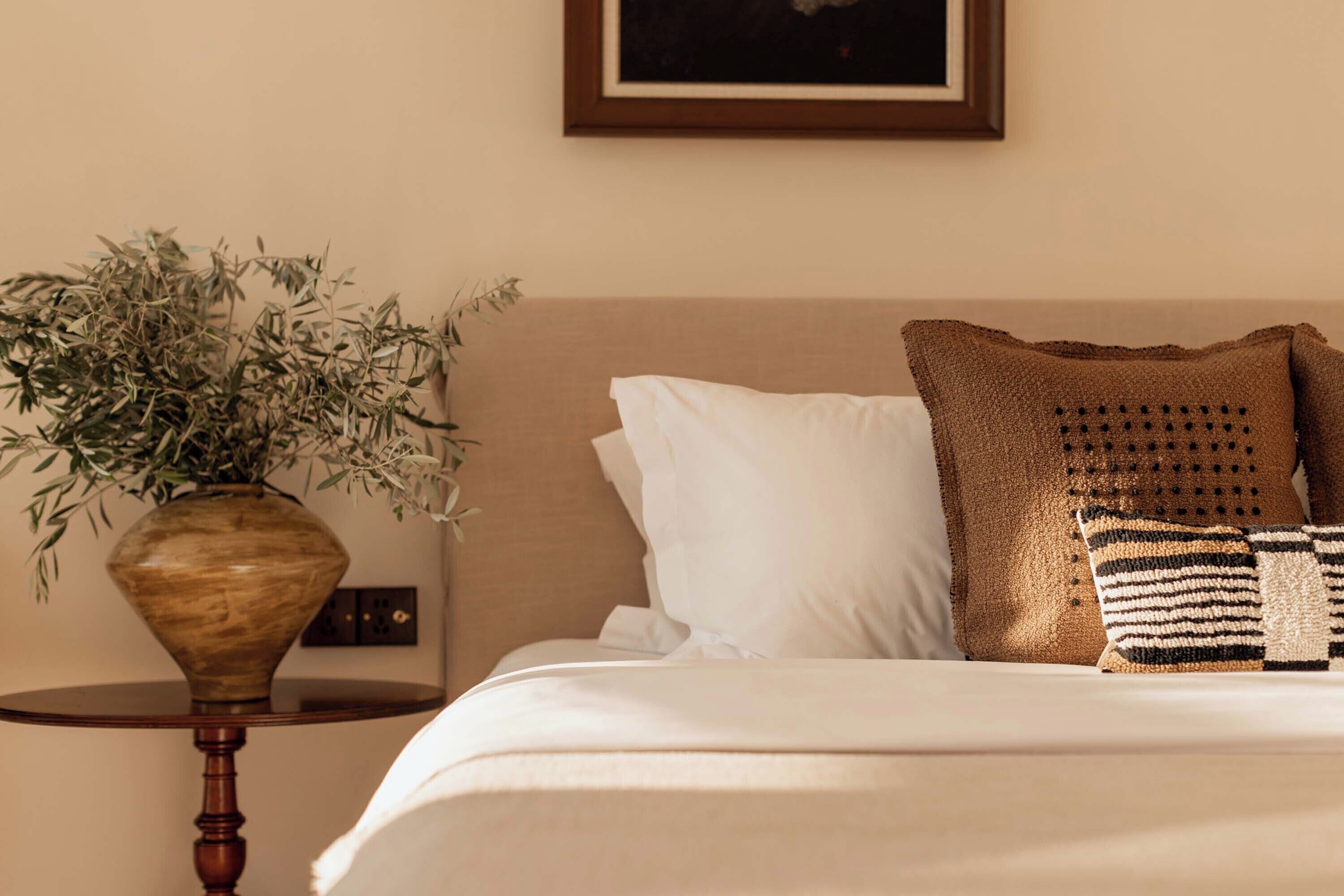 Romantic Double Room, Sea View | Ruang tamu | 50 inci televisyen dengan kabel 