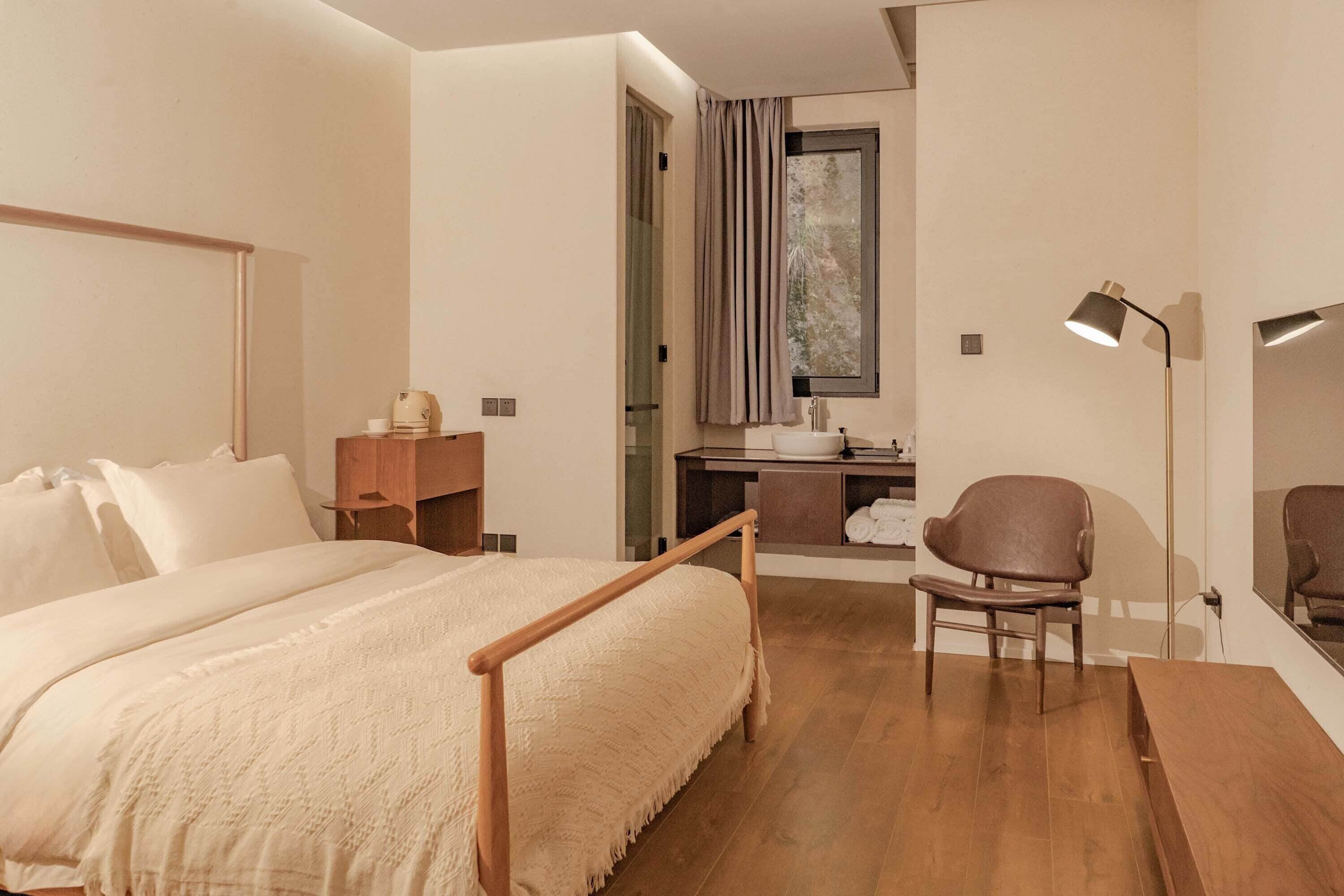 Phòng đôi tiện nghi đơn giản, quang cảnh núi | Bàn, khu vực làm việc phù hợp cho laptop, màn/rèm cản sáng 