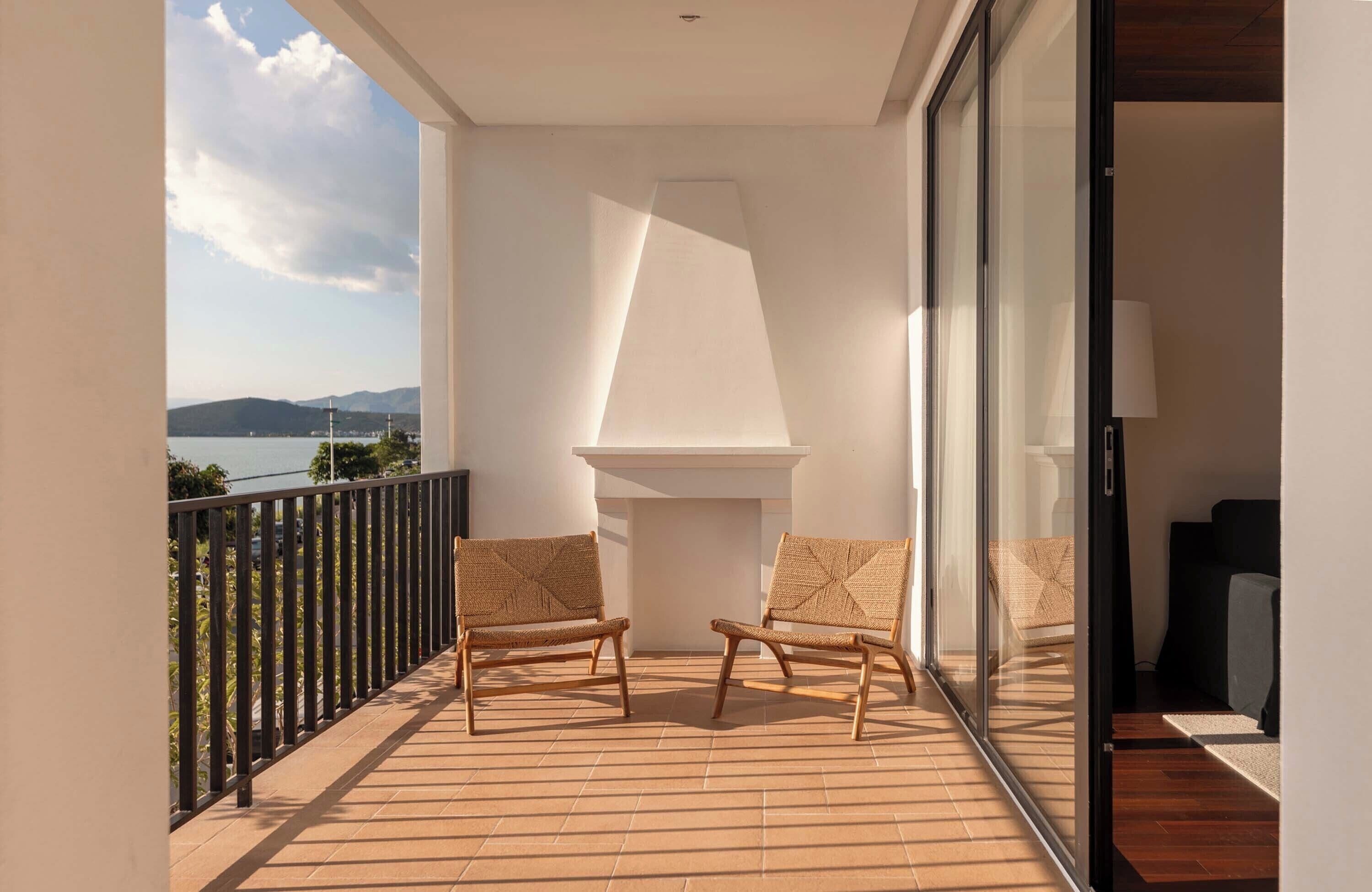 Suite Premium, vista al mar | Escritorio, espacio para trabajar con laptop y cortinas blackout 