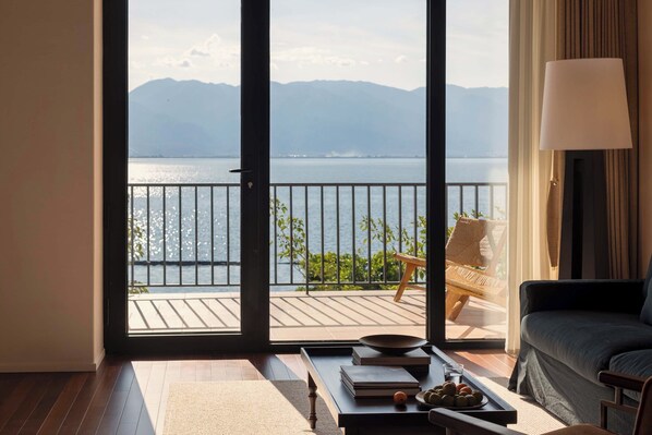Premium Suite, Sea View | Balcony view - Dali Mountain and Lake View Hotel (Dali)