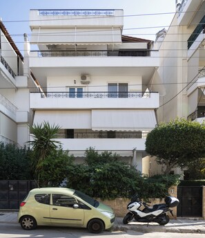 Front of property - Maria's Cozy Getaway in Glyfada (Glyfada)