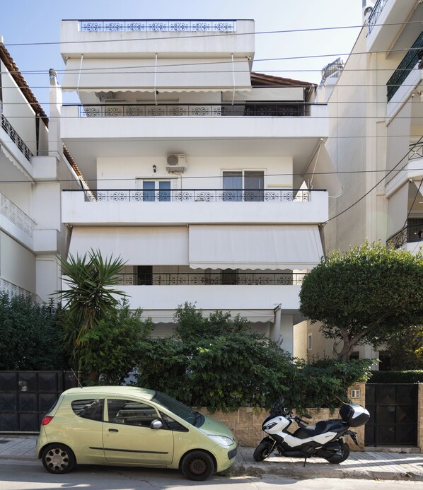 Front of property - Maria's Cozy Getaway in Glyfada (Glyfada)