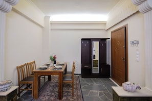 In-room dining - Maria's Cozy Getaway in Glyfada (Glyfada)