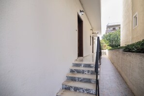 Courtyard - Maria's Cozy Getaway in Glyfada (Glyfada)