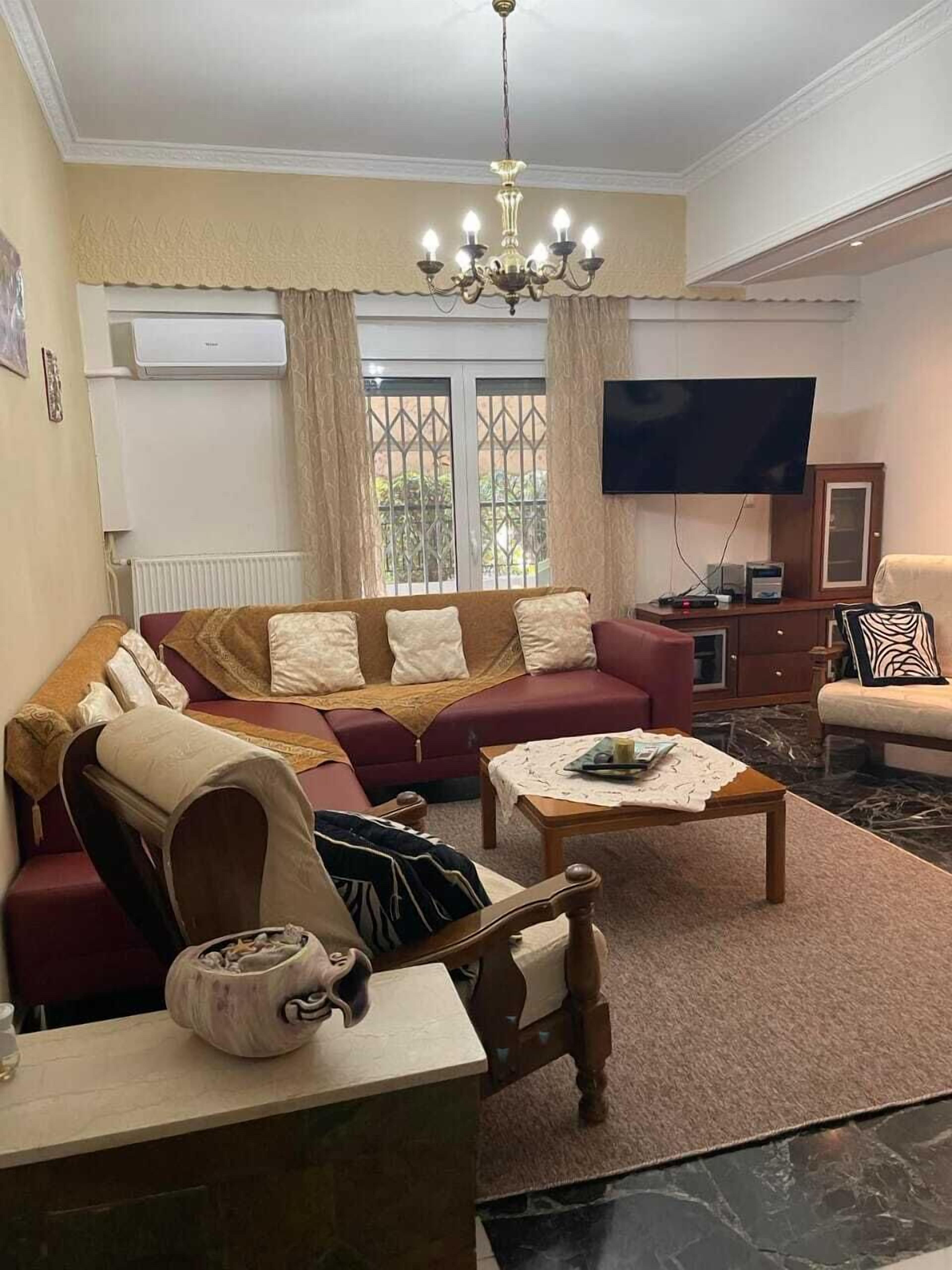 Appartamento Classic, 3 camere da letto, vista cortile | Area soggiorno | TV 5 pollici con canali satellitari