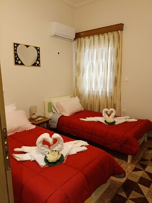 Hypo-allergenic bedding, free cribs/infant beds, free rollaway beds - Maria's Cozy Getaway in Glyfada (Glyfada)