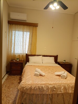 Classic Apartment | Hypo-allergenic bedding, free cribs/infant beds, free rollaway beds - Maria's Cozy Getaway in Glyfada (Glyfada)