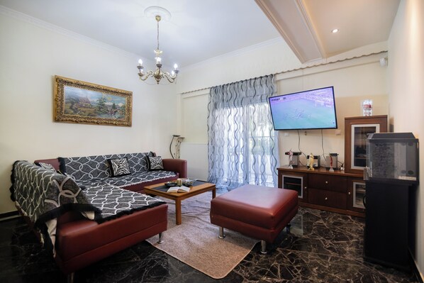 5-inch TV with satellite channels - Maria's Cozy Getaway in Glyfada (Glyfada)