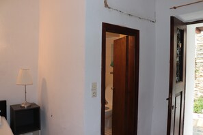 Shower - Small House 'Bougainvillea' with Wi-Fi and Air Conditioning (Άνδρος)