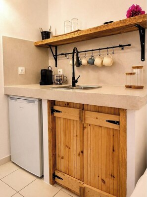 Cafetera y tetera y refrigerador 