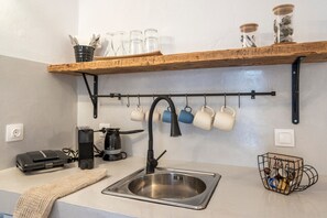 Wasserkocher mit Kaffee-/Teezubehör, Kühlschrank