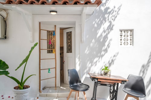 Small House 'Bougainvillea' with Wi-Fi and Air Conditioning
