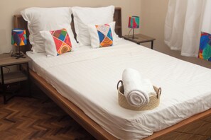 Tabla de planchar con plancha, Internet, ropa de cama