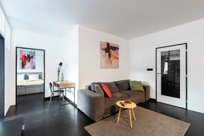 Leilighet – comfort, byutsikt | Oppholdsområde | En 40-tommers smart-TV med kabel-kanaler samt Netflix