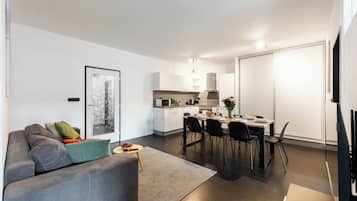 Apartamento conforto, vista para a cidade | Área de estar | Smart TV 40 polegadas com canais a cabo, Netflix, serviços de streaming