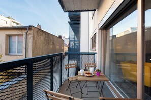 Apartamento conforto, vista para a cidade | Vista do quarto