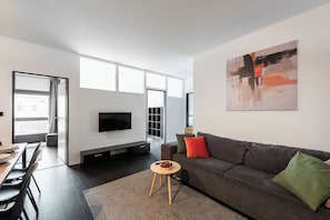 Leilighet – comfort, byutsikt | Oppholdsområde | En 40-tommers smart-TV med kabel-kanaler samt Netflix