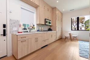 Geladeira, micro-ondas, fogão, cooktop