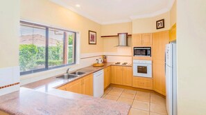 Microwave, oven, stovetop, dishwasher - Lateeze - Lifestyle Yamba (YAMBA)