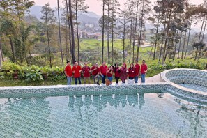 Outdoor pool - TwoSpaces Living at Welirang Resort (Pacet)