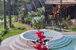 Una piscina al aire libre